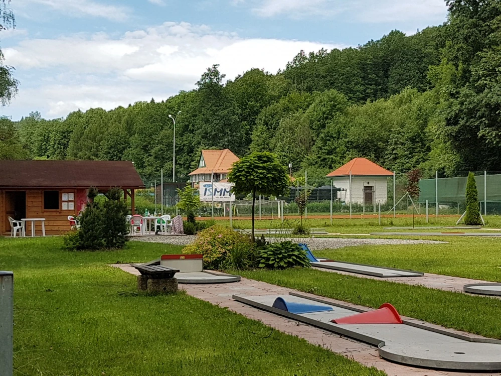 Minigolfové dráhy v zeleném areálu na Libotíně